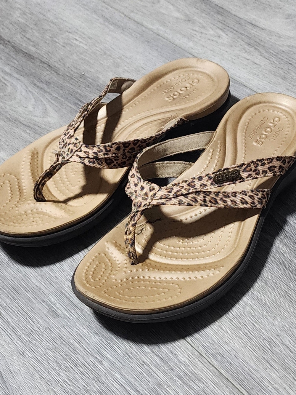 Crocs Capri Tan Leopard Print Strappy Flip Flop Sandals Womens Size 7